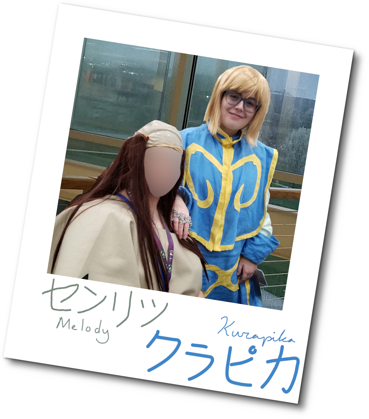A woman cosplaying Kurapika rests her hand on a woman cosplaying Senritsu's shoulder. Kurapika wears a blonde wig, has blue-rimmed eyeglasses, and is dressed in a tunic and undershirt made of home-dyed linen. The outfit is accessorized with a single purple earring, and a metal chain on the woman's right hand. Senritsu has a bald cap adorned with long brown hair, and wears a greige poncho. The original background has been edited out and replaced with a photograph of a mezzanine with large glass windows in the background, letting in light and the image of a rainy city. The photograph's been edited to look like a polaroid, and has been signed at the bottom with 'センリツ (Melody)' and 'クラピカ (Kurapika)', which have been colour-coded to better signify which name is referring to which character.